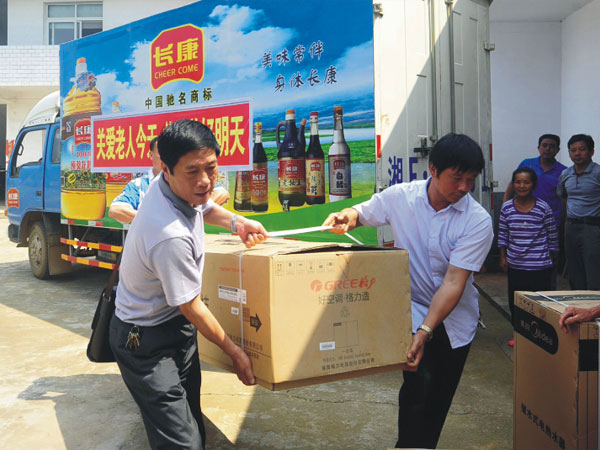 公司把一批價(jià)值兩萬余元的空調(diào)、電視、熱水器等物資捐贈(zèng)給敬老院的老人們